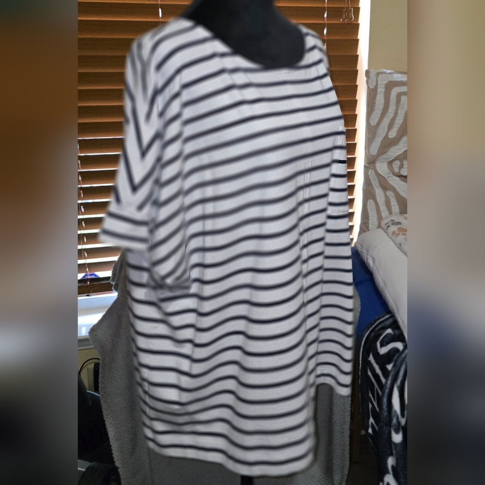 Chico's Black and White Striped Short Sleeve Top (D)